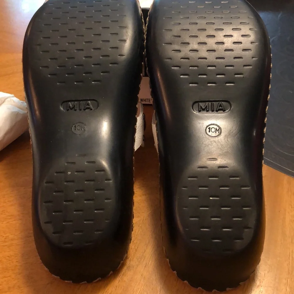 MIA ADDISON White tumbled sandal 10 in original box